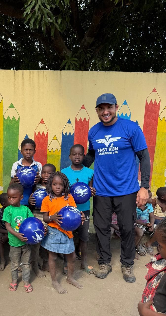 Voluntário da Fast Run entregando bolas a crianças em Moçambique