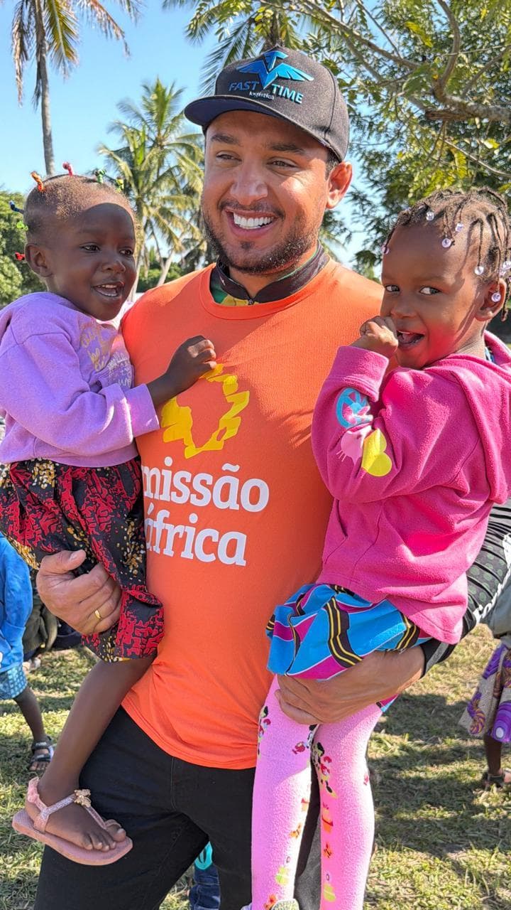 Voluntário da Missão África com crianças em Moçambique
