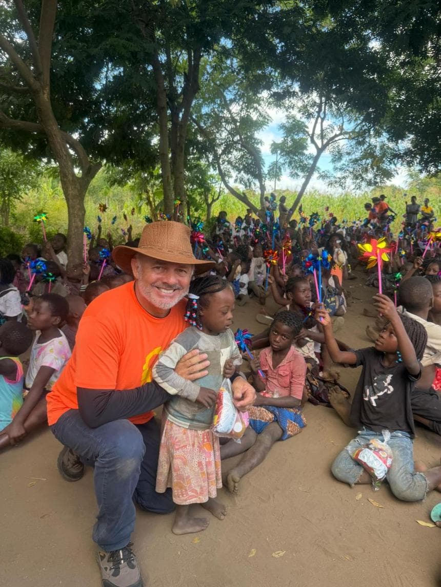 Distribuição de brinquedos para crianças em Moçambique