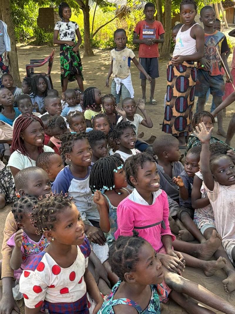 Crianças sorrindo em Moçambique